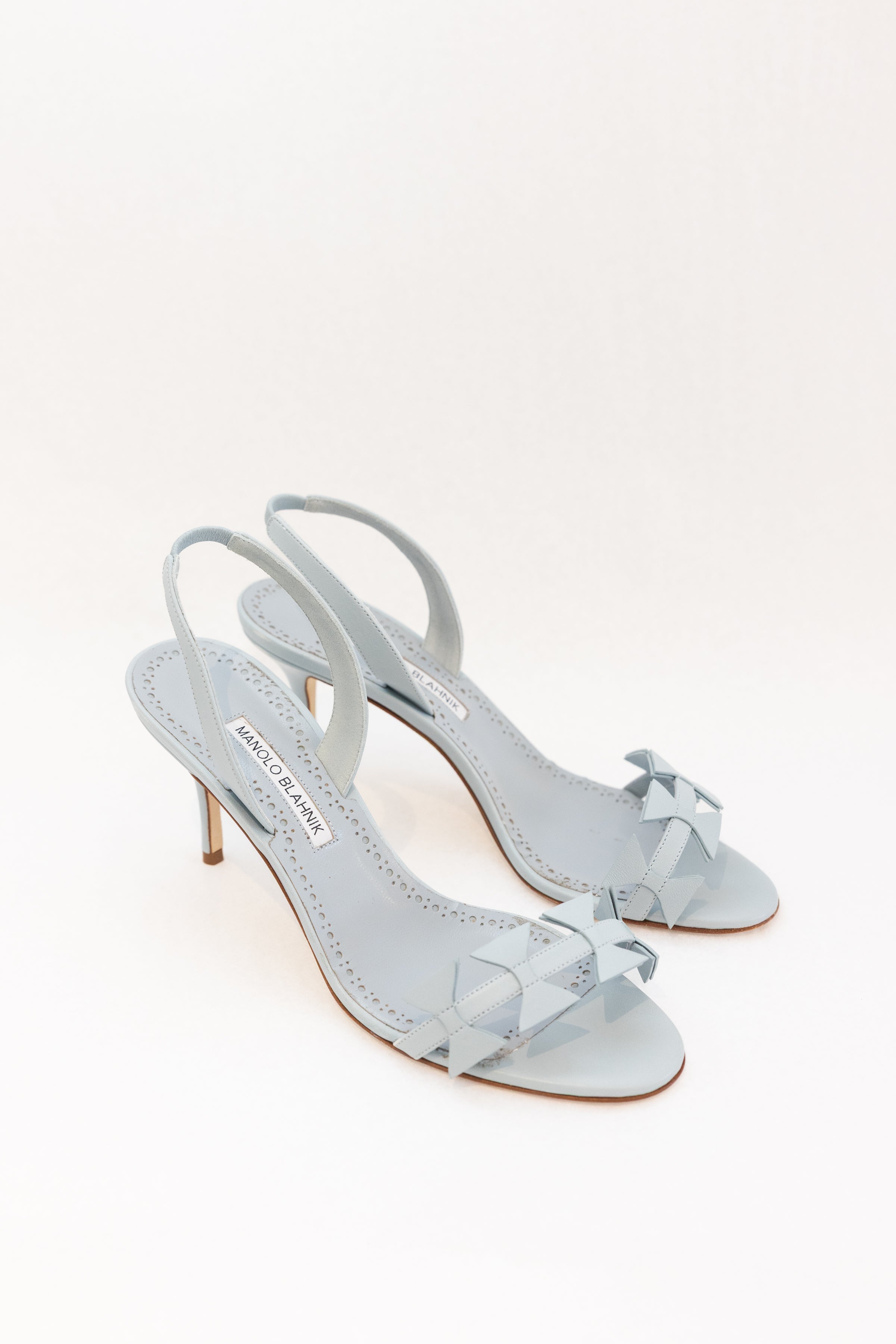 MANOLO BLAHNIK CIGAURASLI 70 LEATHER SANDALS - LIGHT BLUE